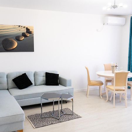 Alexis Spacious Classic Apartment Mamaia Exterior photo