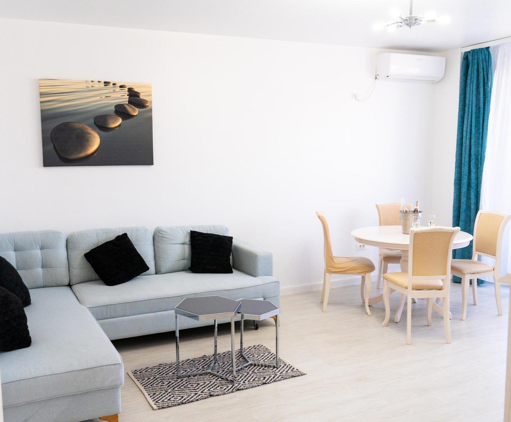 Alexis Spacious Classic Apartment Mamaia Exterior photo